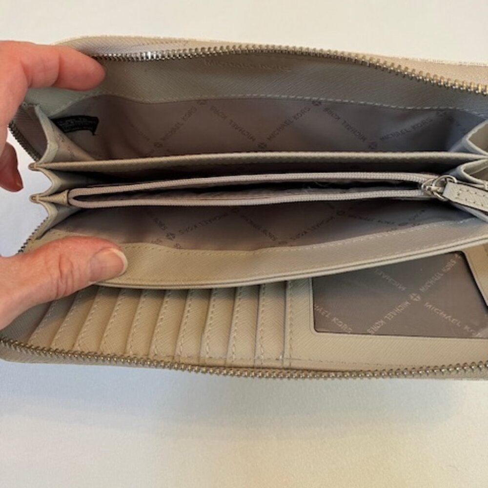 MICHAEL KORS | MK Signature Jet Set Zip Around Carryall Wallet-EUC - Picture 6 of 11